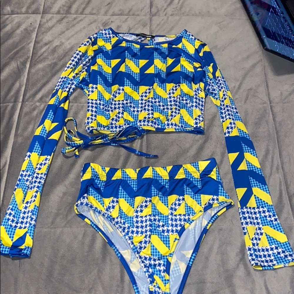 Long sleeve 2 piece swimsuit NWOT